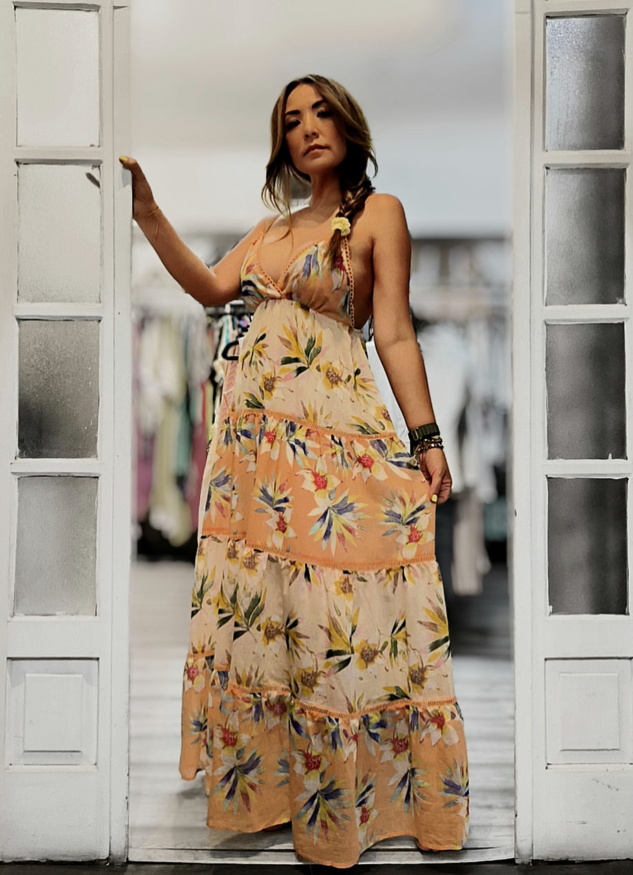 Vestido de flores con cortes y detalles de guipur