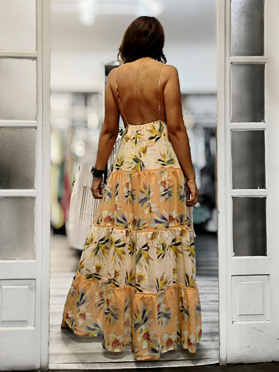 Vestido de flores con cortes y detalles de guipur