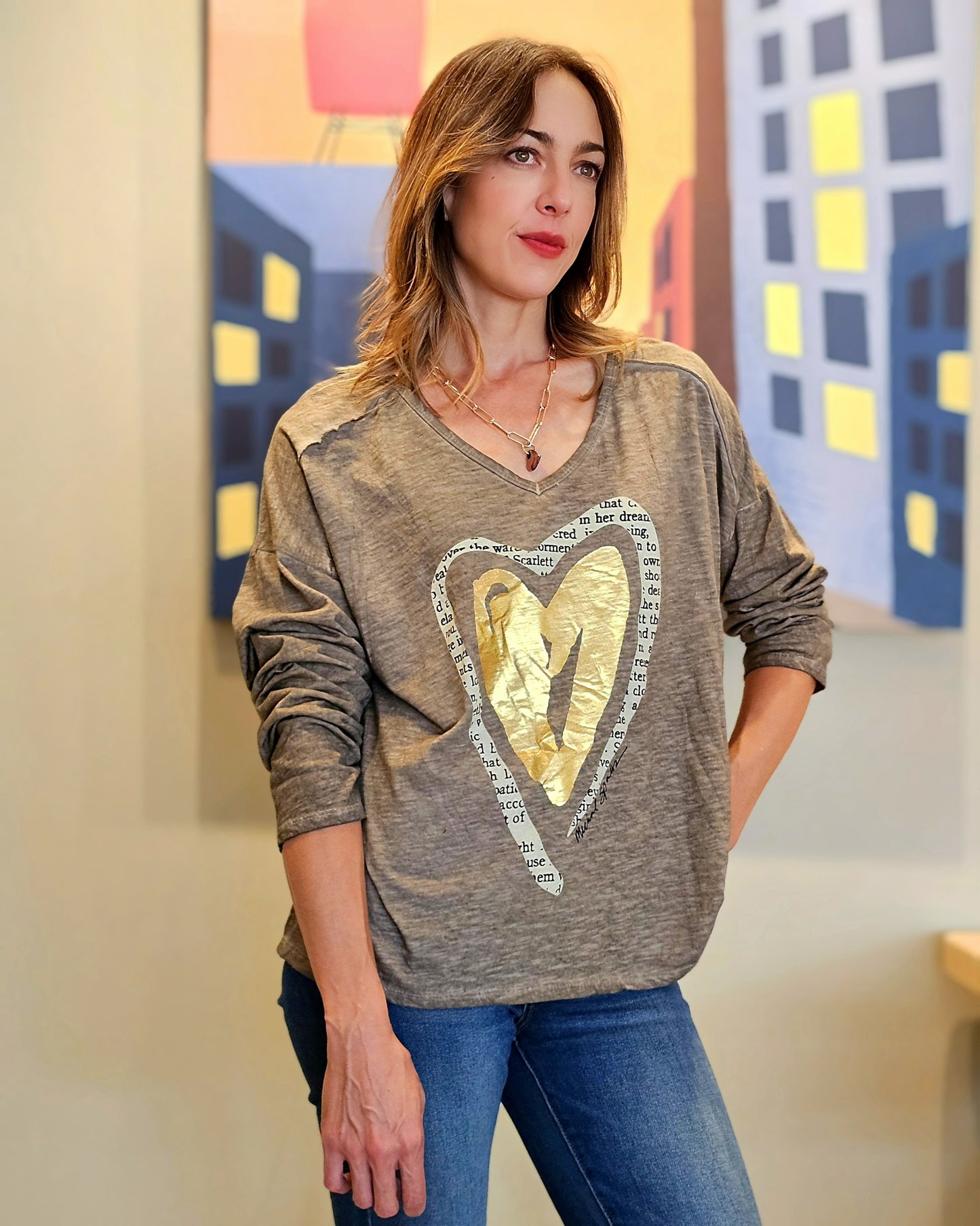 Camiseta cuello V con estampado de foil de corazón