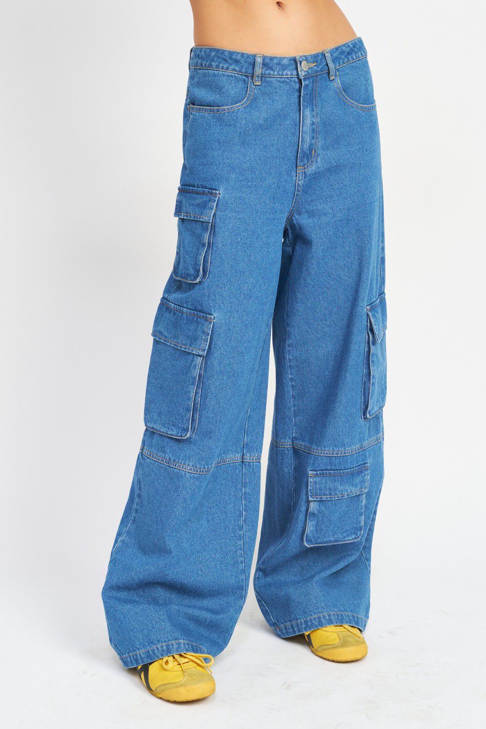 Jeans cargo wide leg con corte