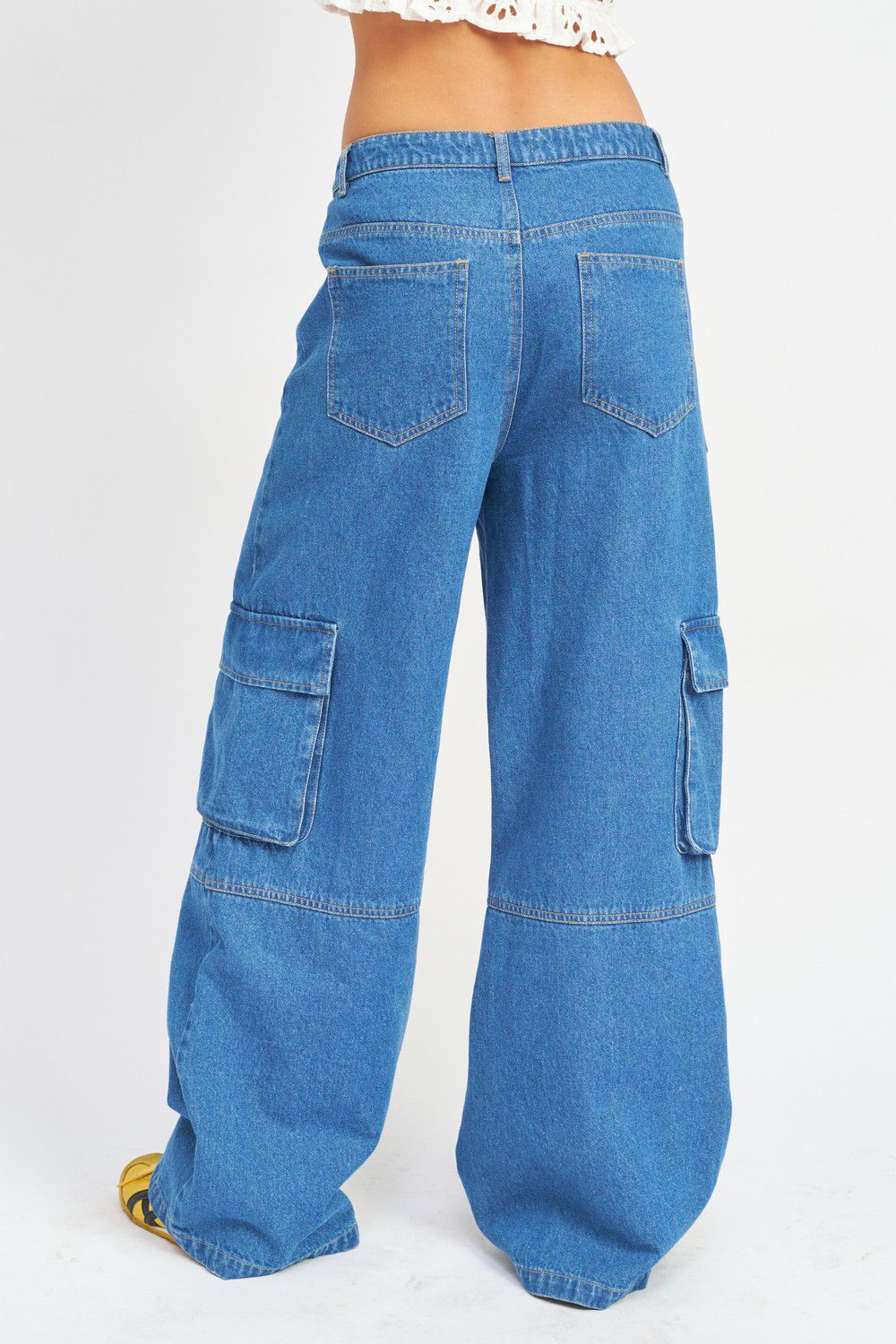 Jeans cargo wide leg con corte