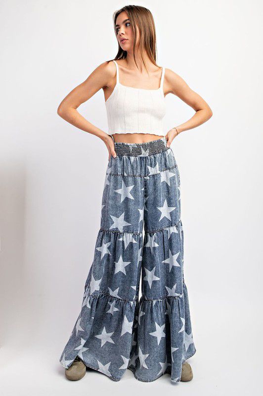 Pantalón de piernas anchas con cortes, deslavados con estrellas