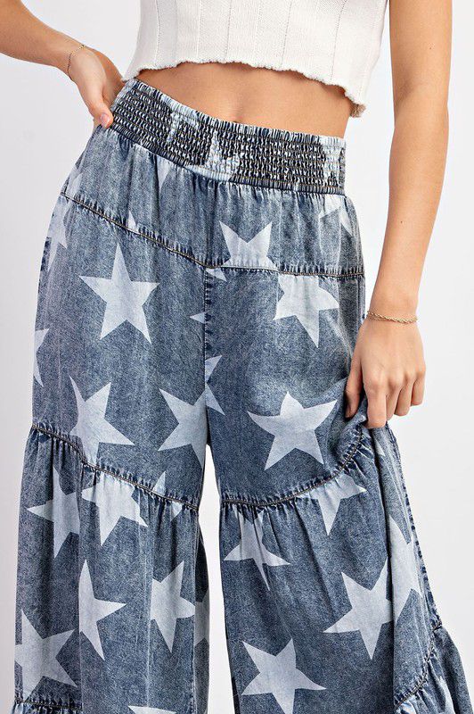 Pantalón de piernas anchas con cortes, deslavados con estrellas