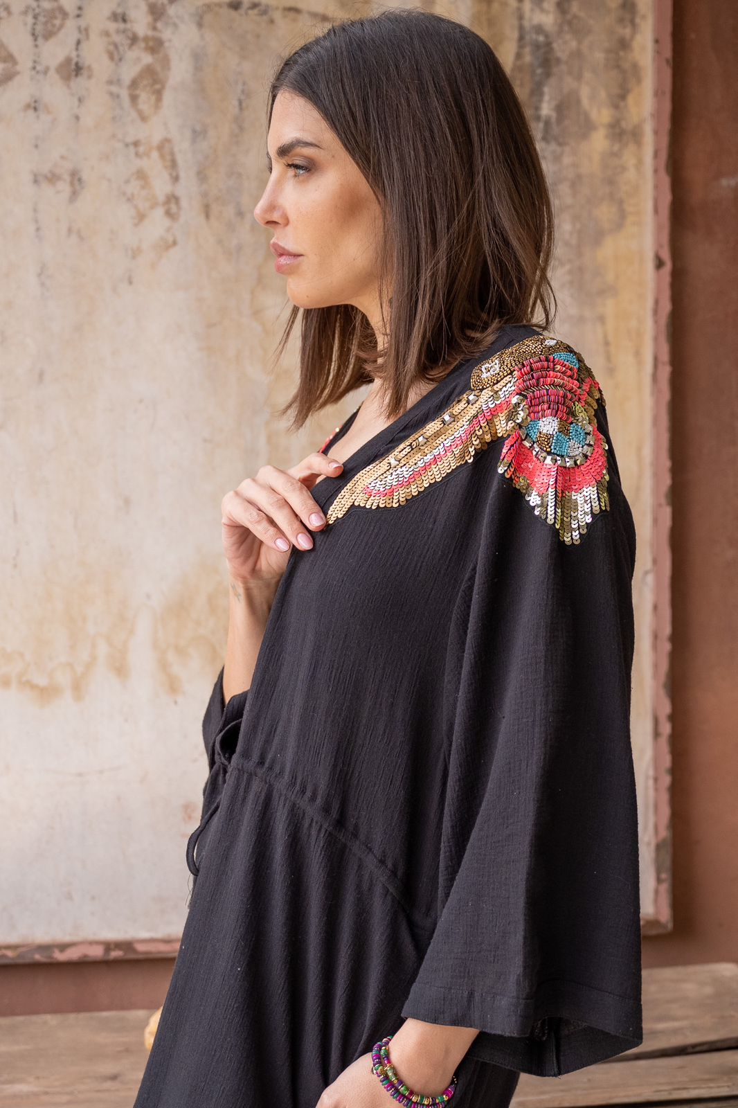 Kimono con amarre en cintura y bordado en hombros