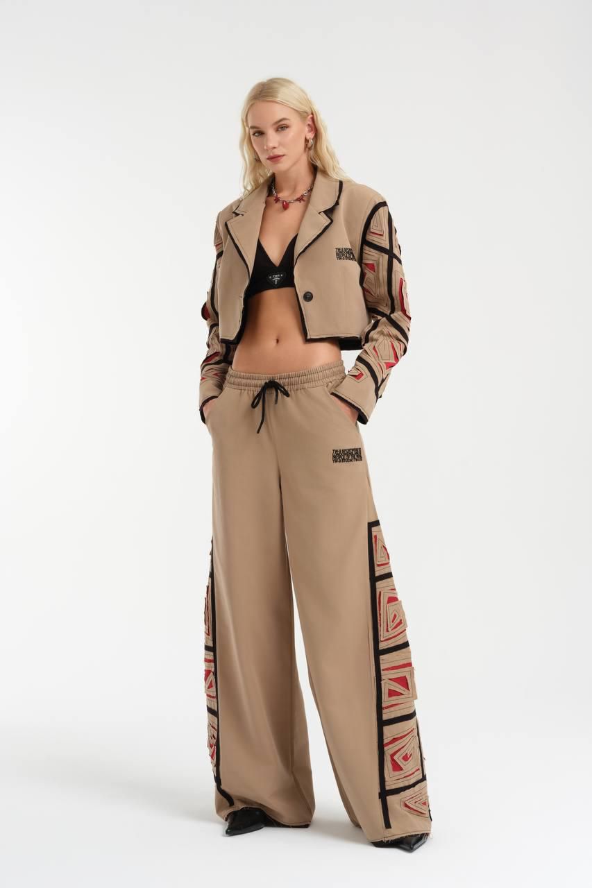 Set de saco y pantalón con ribete en contraste y figuras en costados