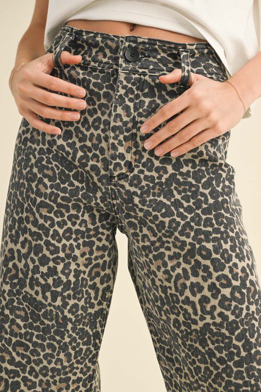 Pantalón de gabardina con estampado animal print