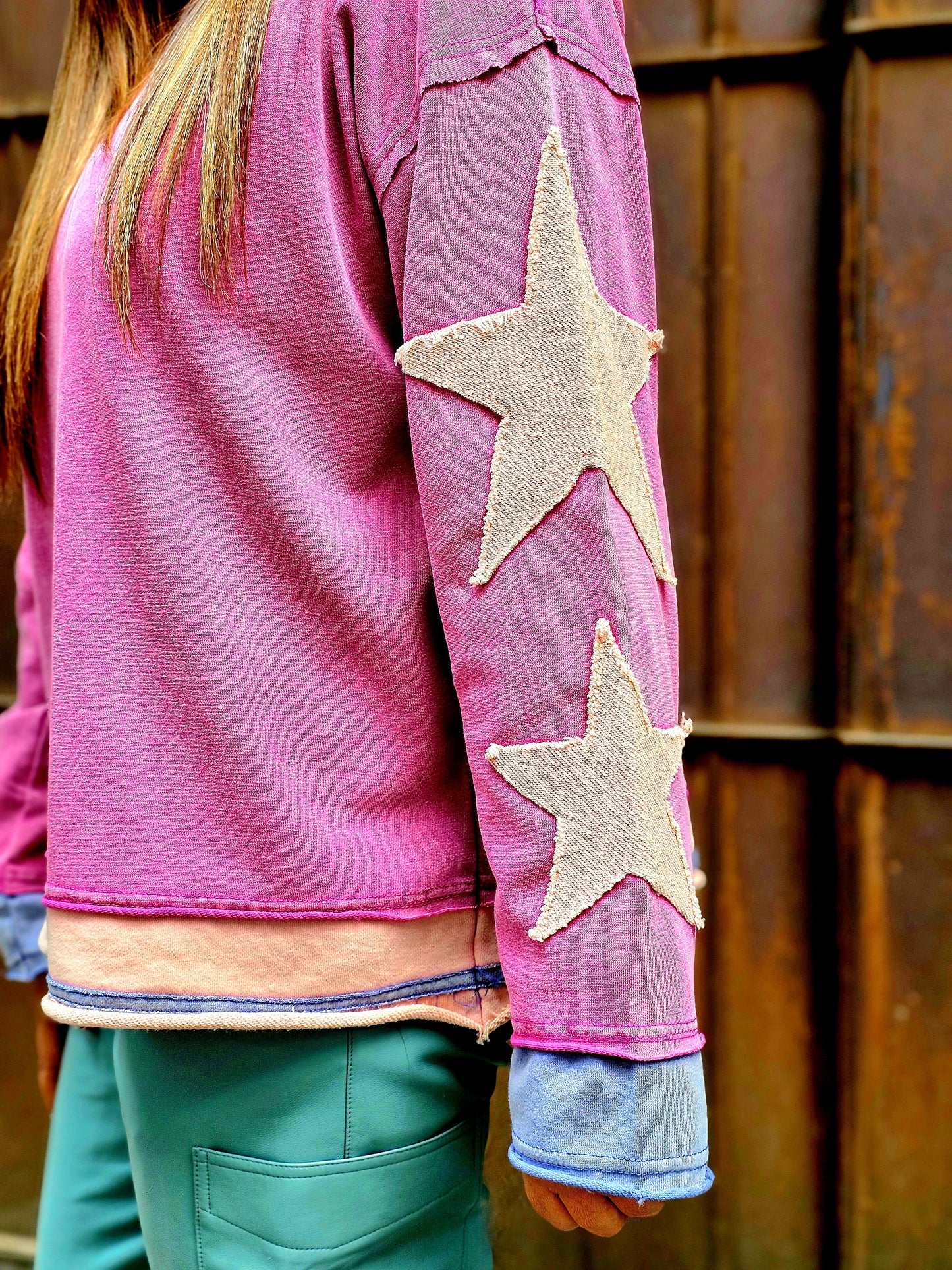 Blusa con estrellas en manga