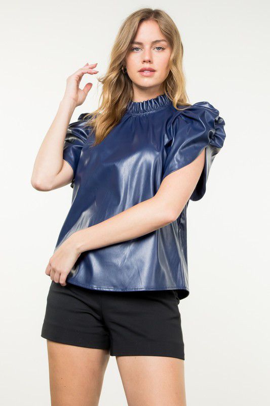 Blusa vinipiel con detalle en manga plisada y cuello de mini escarola