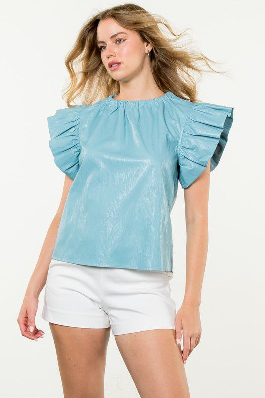 Blusa de vinipiel con manga volada