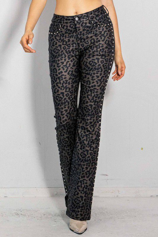 Pantalón vinipiel animal print con estoperoles