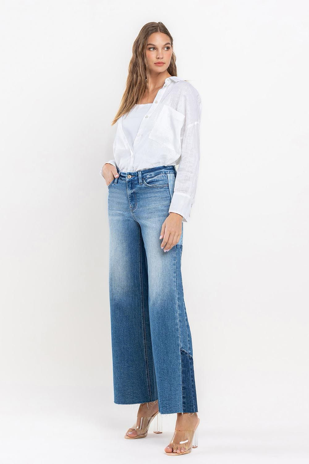 Jeans con stretch con cortes en costados con diferentes tonos