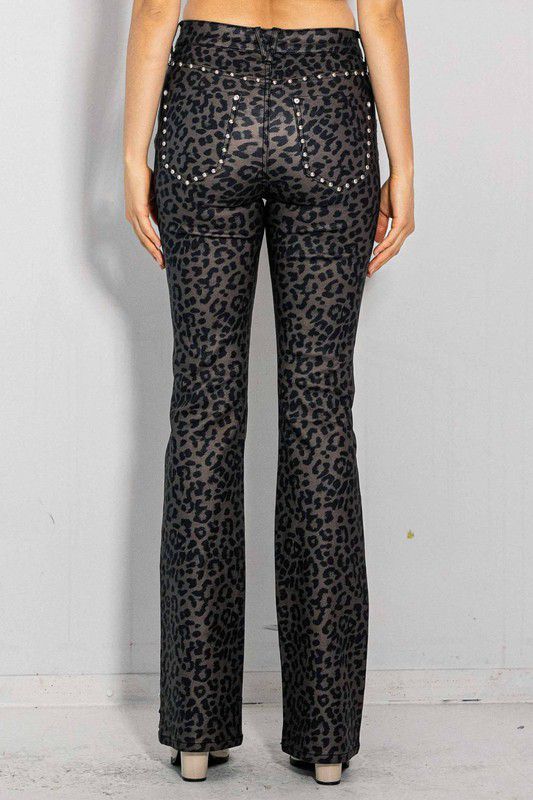 Pantalón vinipiel animal print con estoperoles