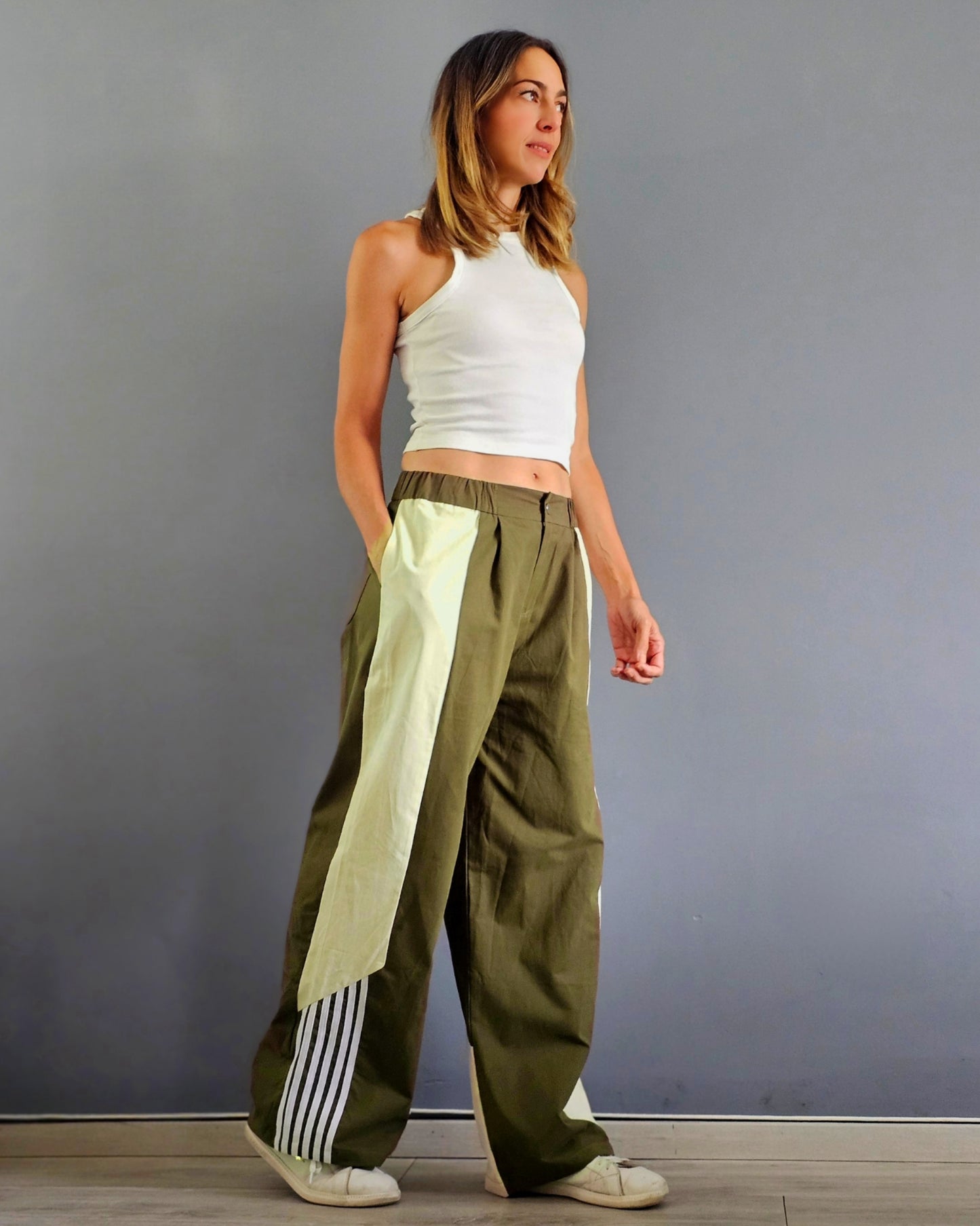 Pantalón oversized con franja en costado