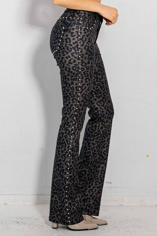 Pantalón vinipiel animal print con estoperoles