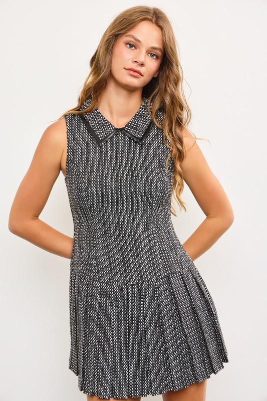 Vestido tejido estilo tweed con detalle de vinipiel en cuello