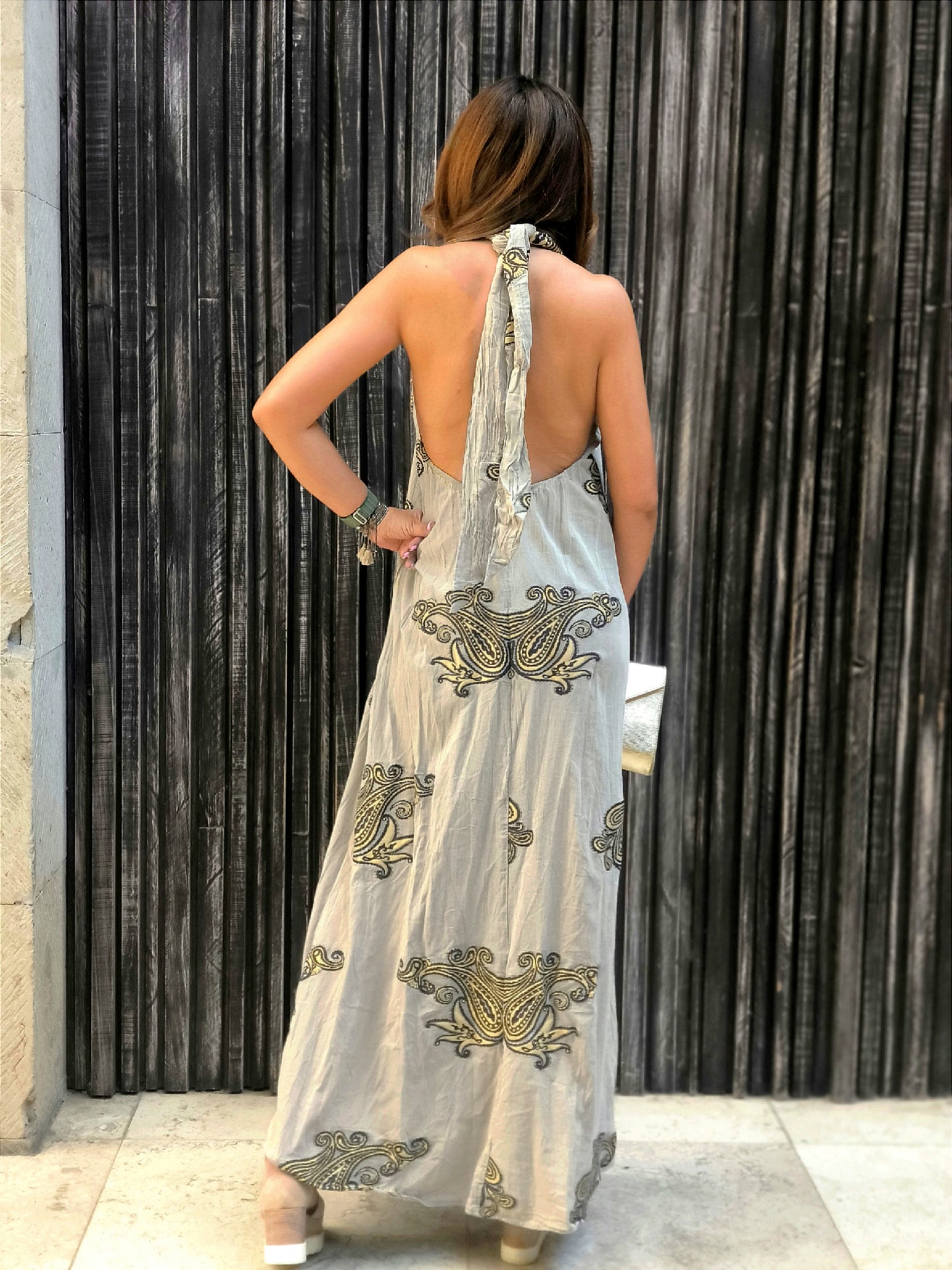 Vestido griego con aro en cuello y amarre halter