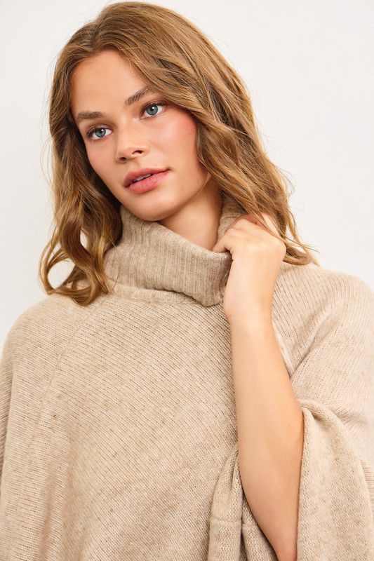 Poncho de cuello alto con detalle de costuras por fuera