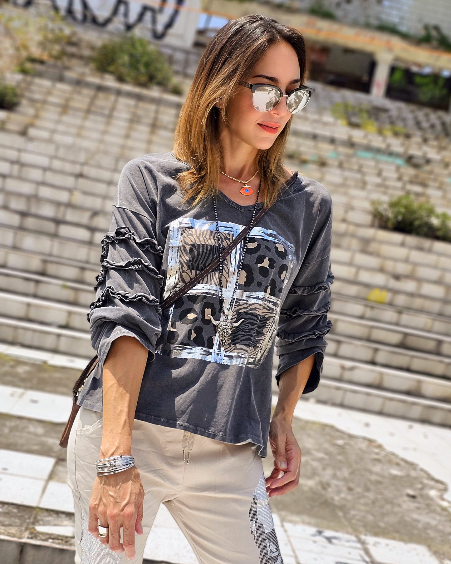 Blusa estampada con foil plateado con mangas escarola