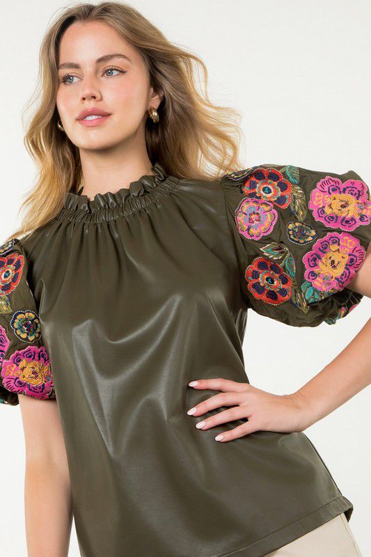 Blusa de vinipiel con mangas abullonadas bordadas