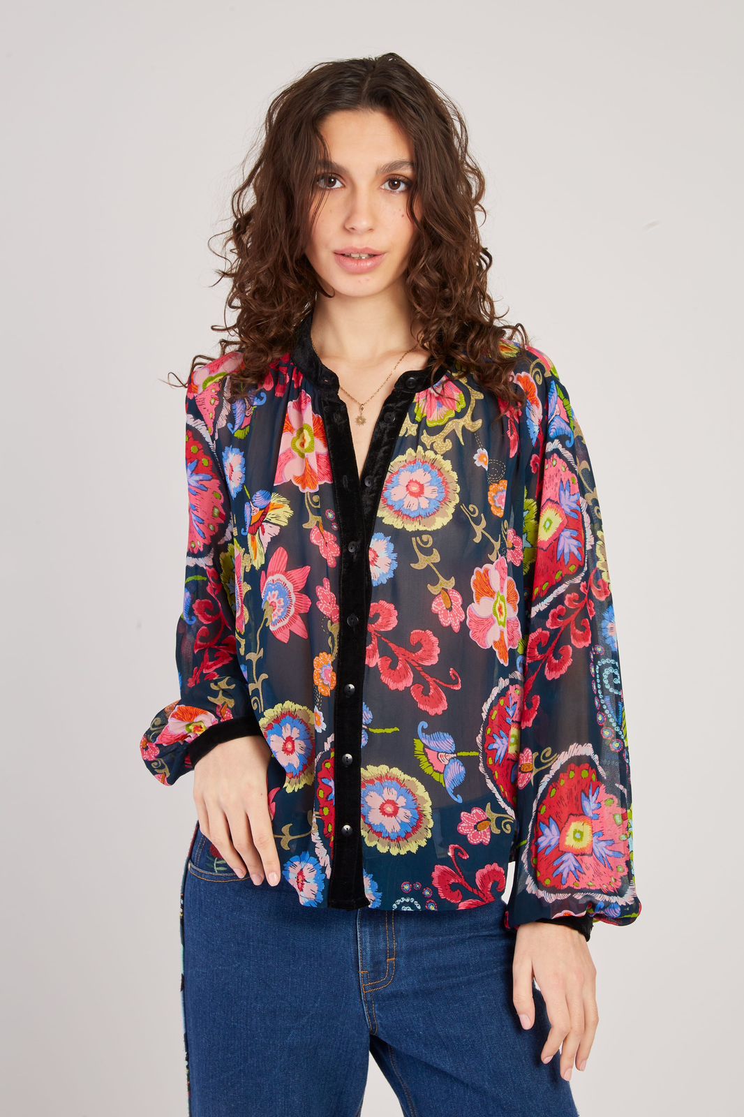 Blusa de chiffon con aletilla, cuello y puños en terciopelo