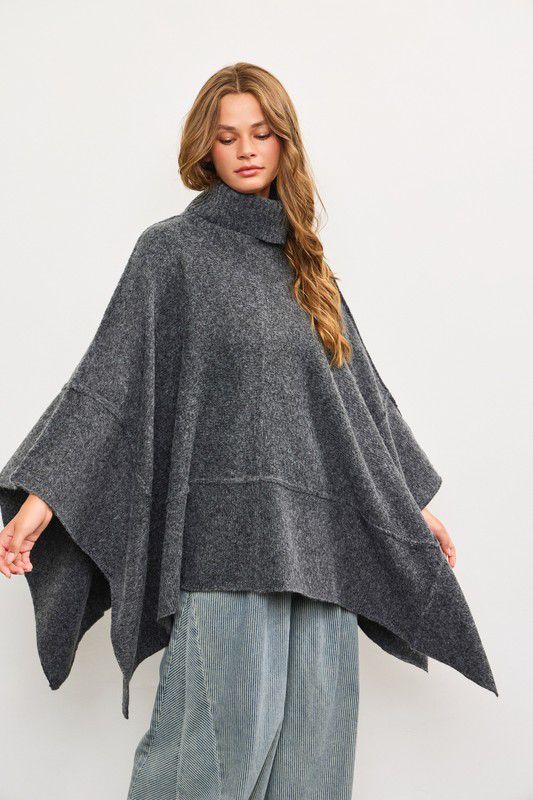 Poncho de cuello alto con detalle de costuras por fuera