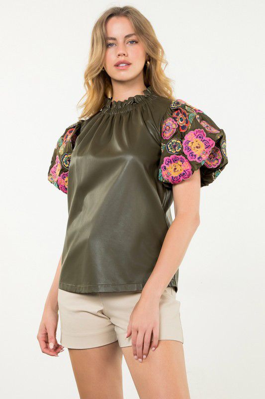 Blusa de vinipiel con mangas abullonadas bordadas