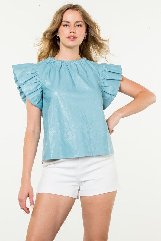 Blusa de vinipiel con manga volada