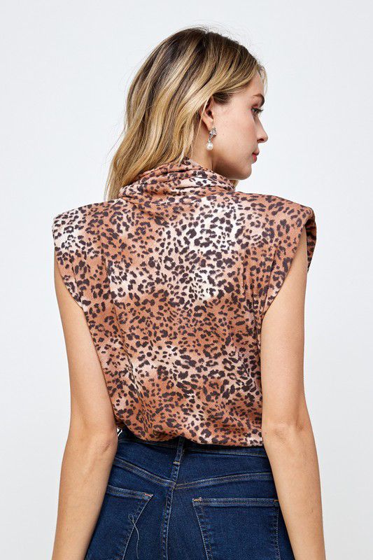 Blusa textura suave animal print con cuello columpio y hombreras