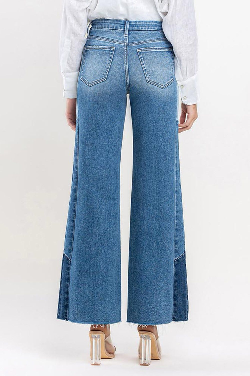 Jeans con stretch con cortes en costados con diferentes tonos