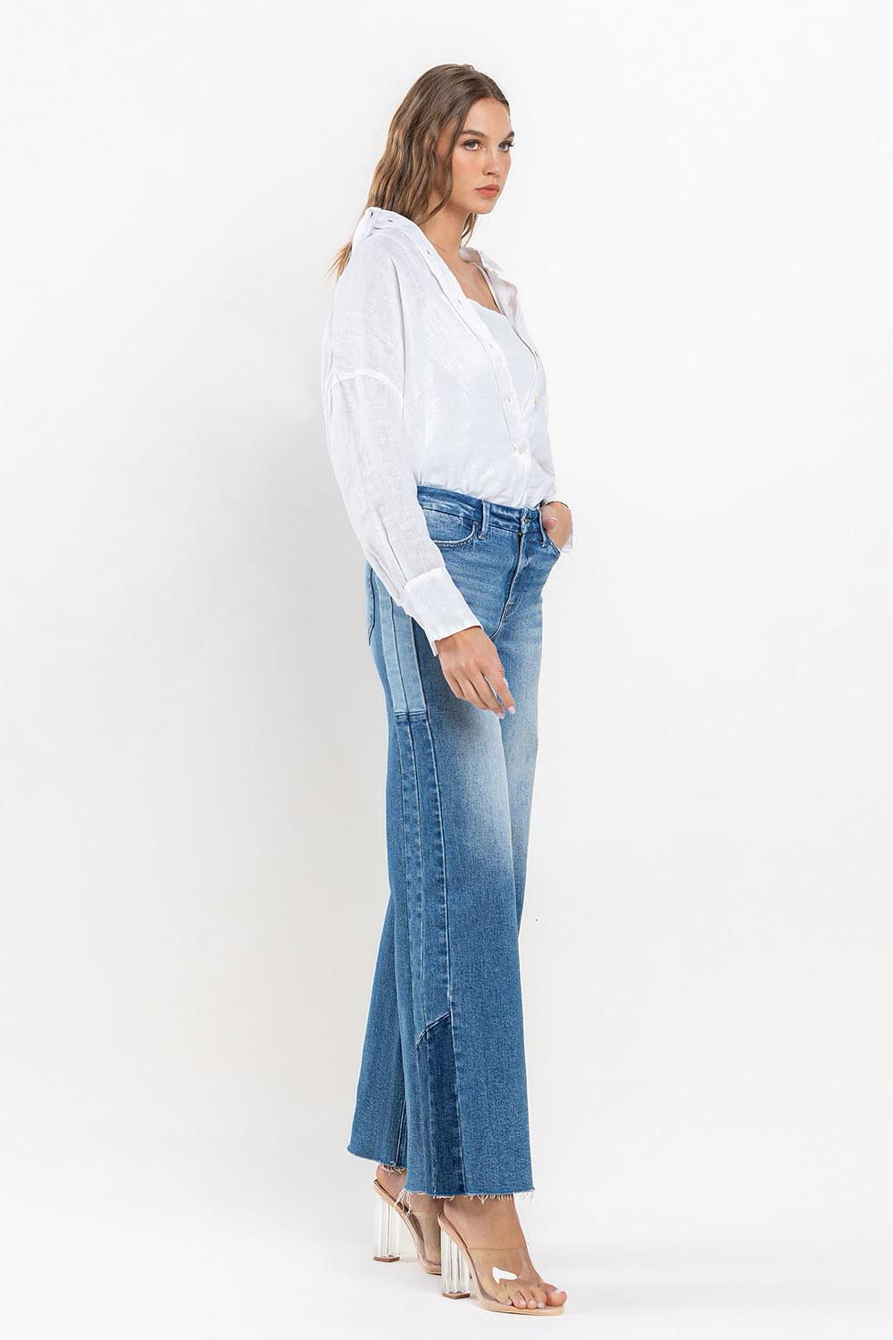 Jeans con stretch con cortes en costados con diferentes tonos