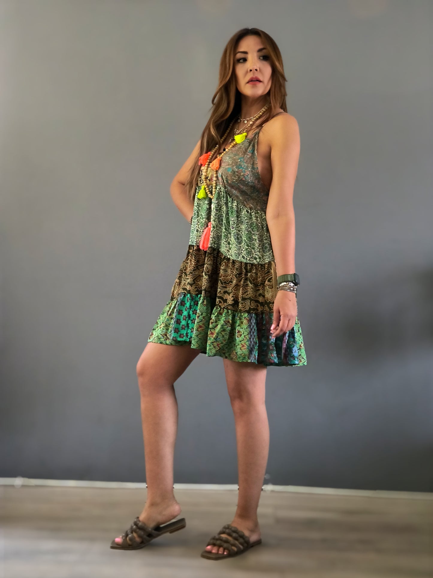 Vestido hindú multi estampado con cortes y tirantes