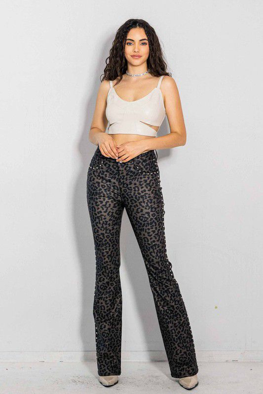 Pantalón vinipiel animal print con estoperoles