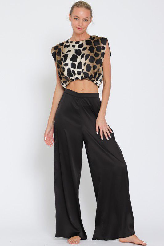 Set de blusa con hombreras animal print degradada y pantalón satinado