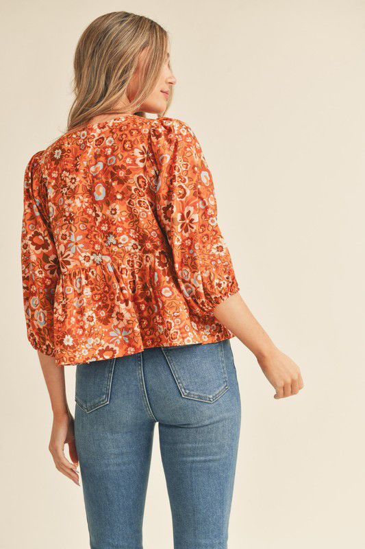 Blusa estampada flores con volante en ruedo