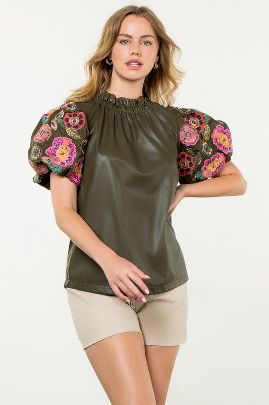 Blusa de vinipiel con mangas abullonadas bordadas