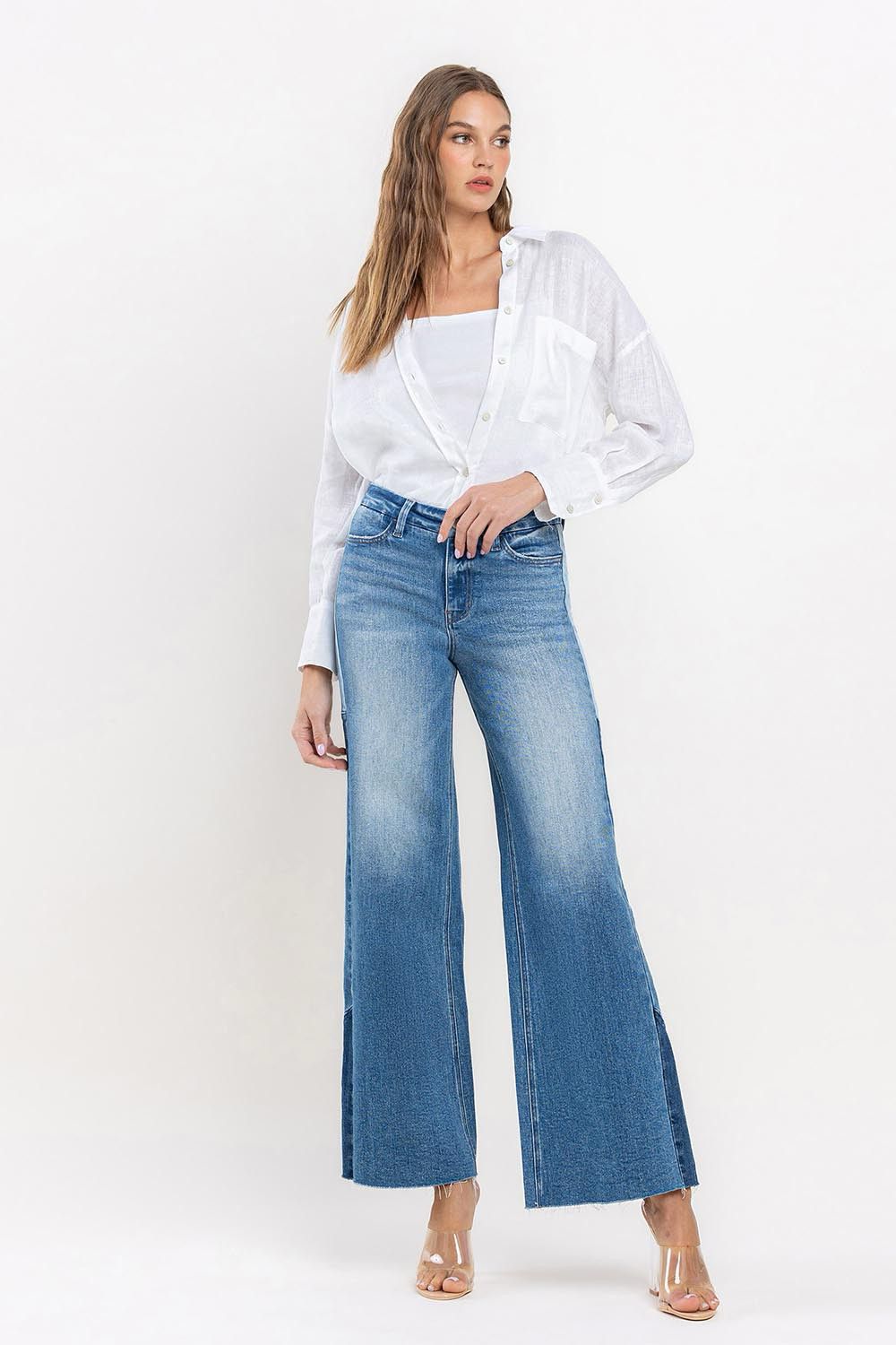 Jeans con stretch con cortes en costados con diferentes tonos