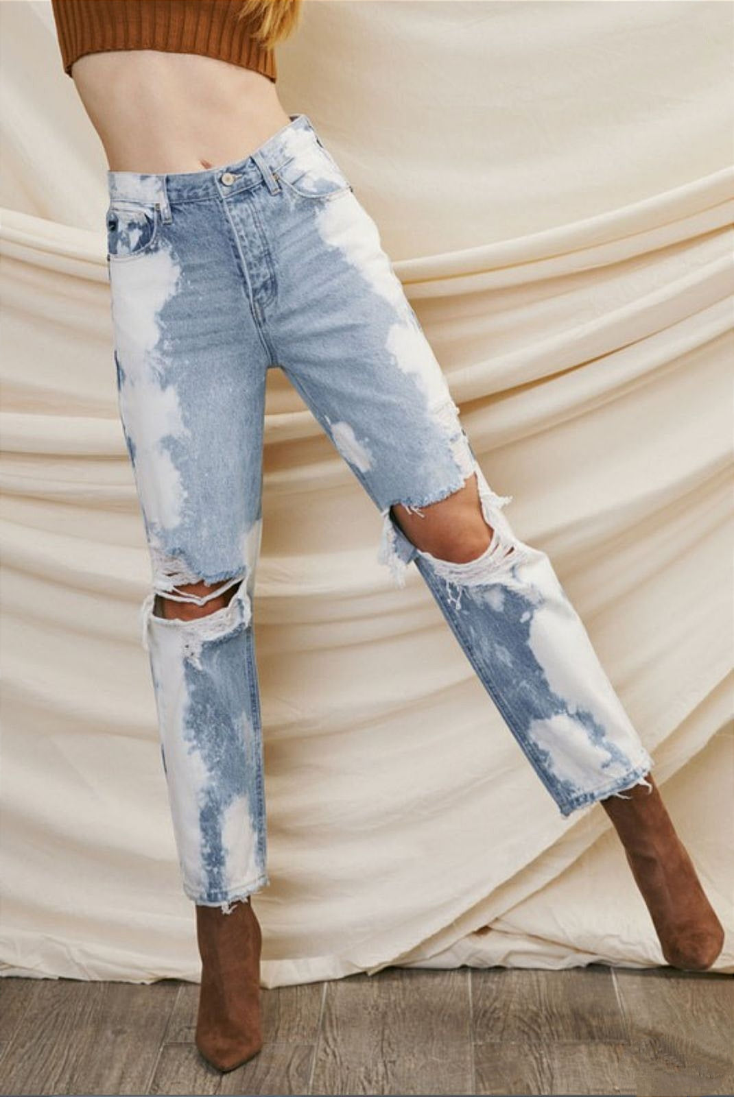 Jeans con detalles de despintado y destrucción en rodillas